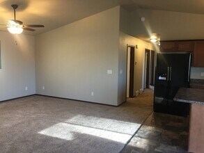 320 Vernon Dr, Unit 3 in Harrisburg, SD - Building Photo - Building Photo