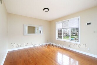 6827 Hickory Ln in Urbandale, IA - Building Photo - Building Photo