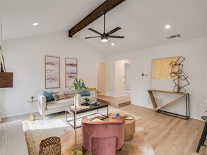 10055 Woodland Village Dr in Austin, TX - Building Photo - Building Photo