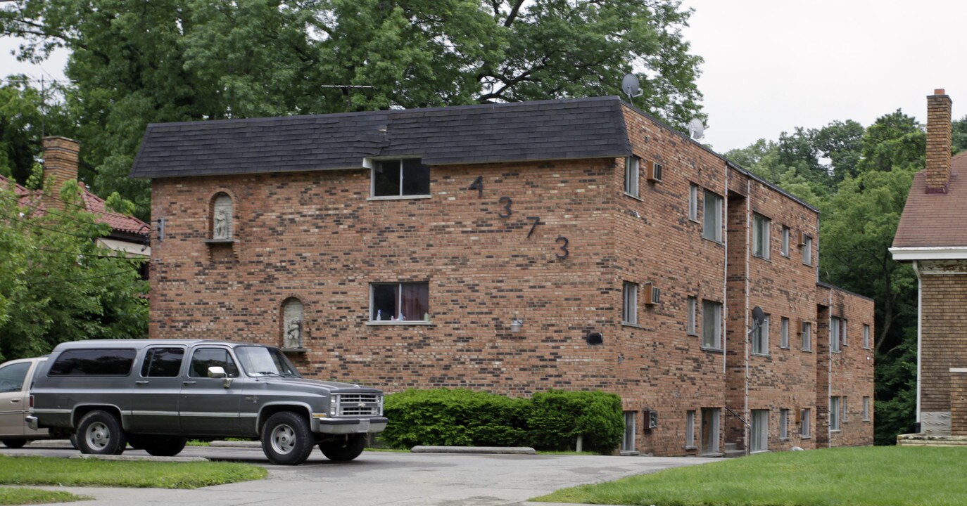 4373 W Eighth St in Cincinnati, OH - Foto de edificio