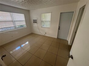 610 NE 12th Ave, Unit 4 in Hallandale Beach, FL - Building Photo - Building Photo