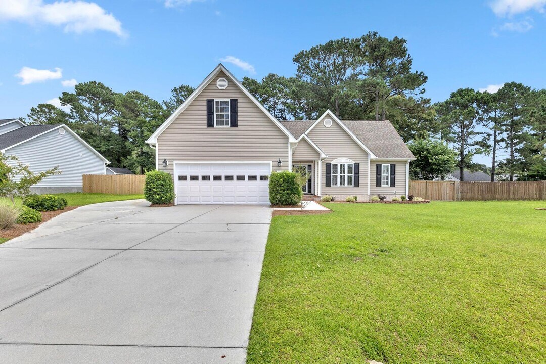 128 Lawndale Ln in Sneads Ferry, NC - Building Photo