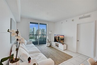 185 SW 7th St in Miami, FL - Building Photo - Building Photo
