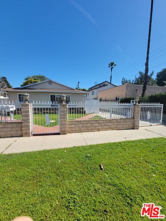 5808 Colfax Ave in Los Angeles, CA - Building Photo