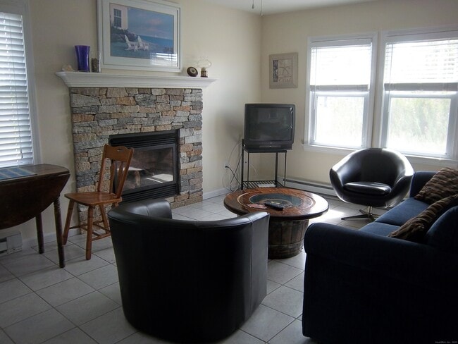 55 Pine Island Rd in Groton, CT - Building Photo - Building Photo