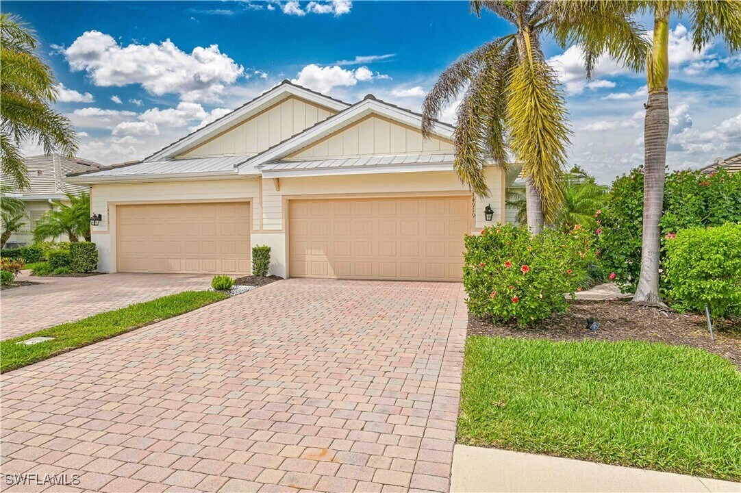 14919 Edgewater Cir in Naples, FL - Foto de edificio