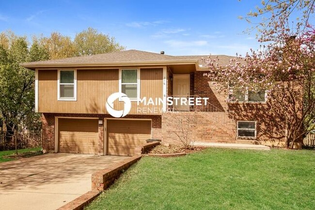 216 W Heritage Dr in Raymore, MO - Building Photo - Building Photo