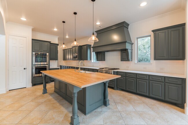 property at 14 N Player Manor Cir