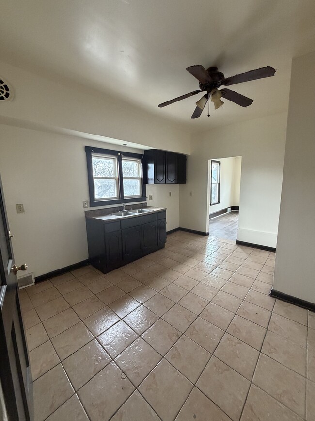 3118 N 21st St, Unit Upper