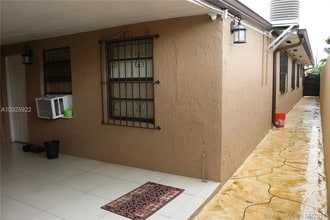 11921 SW 3rd St in Miami, FL - Foto de edificio - Building Photo
