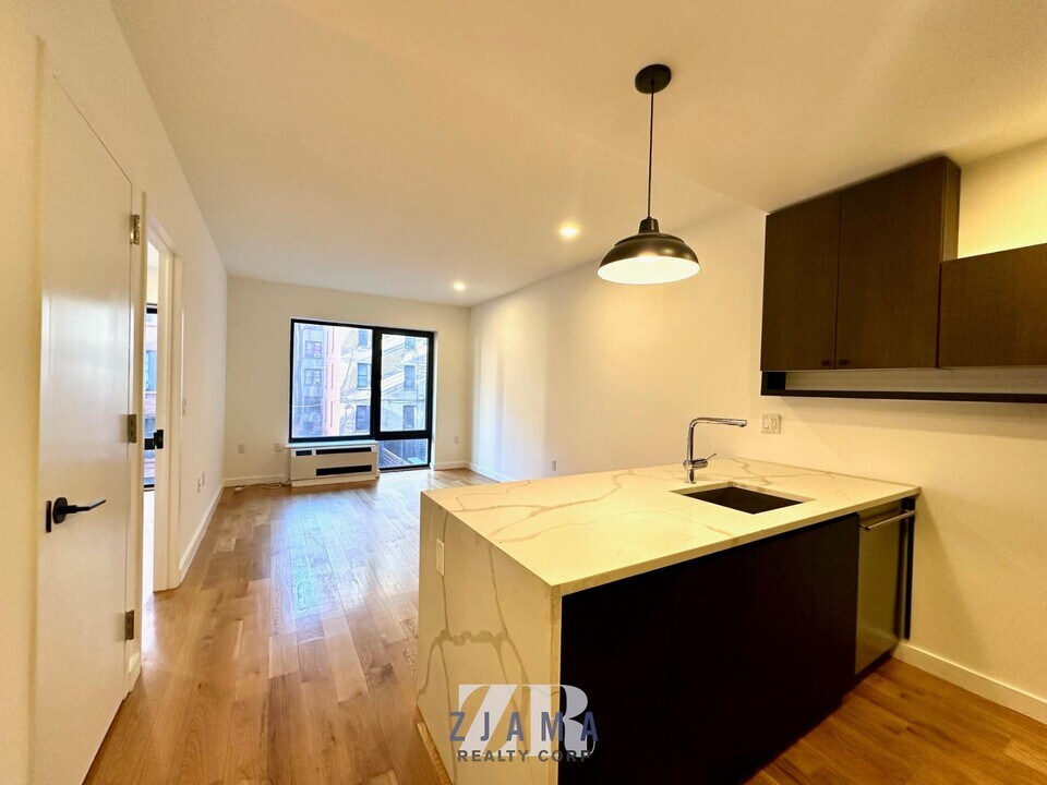 25 E 19th St in Brooklyn, NY - Building Photo