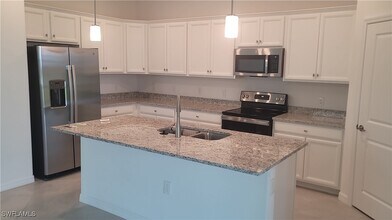 3389 Menores Wy in Ft. Myers, FL - Foto de edificio - Building Photo