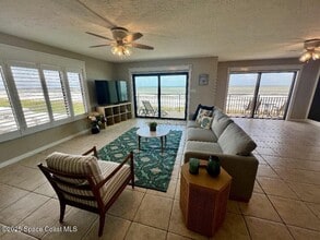 3060 N Atlantic Ave in Cocoa Beach, FL - Foto de edificio - Building Photo