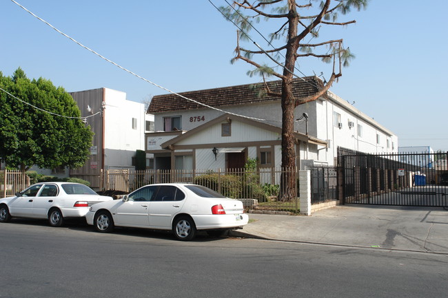 8754-8810 Tobias Ave in Panorama City, CA - Foto de edificio - Building Photo