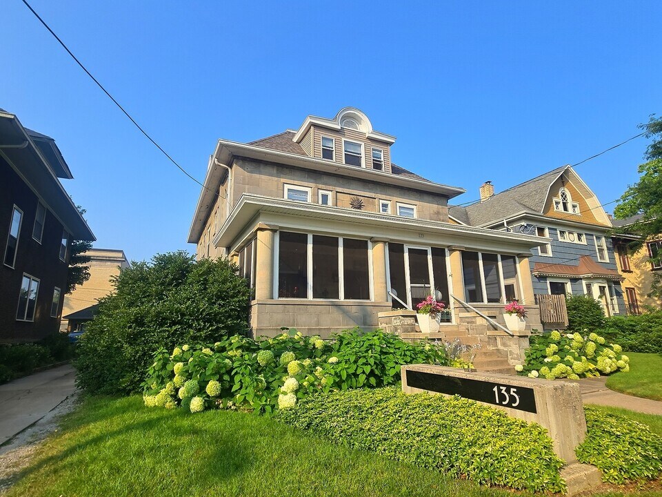 135 Church Ave, Unit 135 Church Avenue #3 in Oshkosh, WI - Foto de edificio