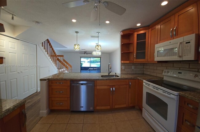 10548 NW 6th St in Pembroke Pines, FL - Building Photo - Building Photo