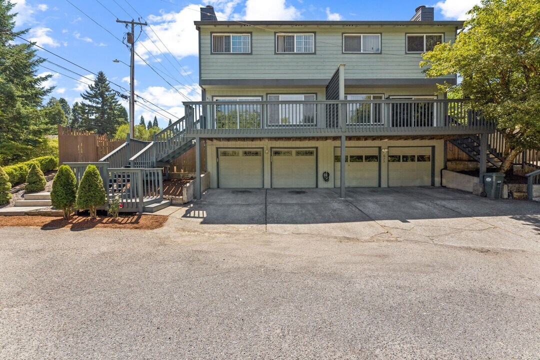 671 SE 24th Ave in Hillsboro, OR - Building Photo