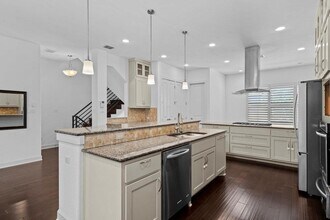 6533 E Hill Dr in Austin, TX - Building Photo - Building Photo