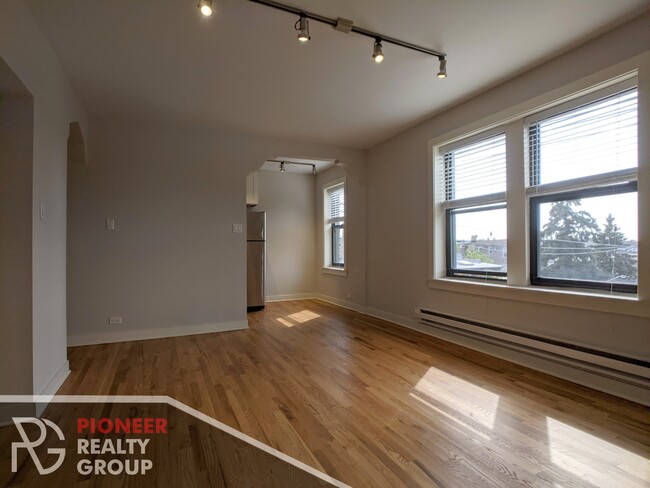 3709 N Sheffield Ave, Unit 3712-404 in Chicago, IL - Building Photo - Building Photo