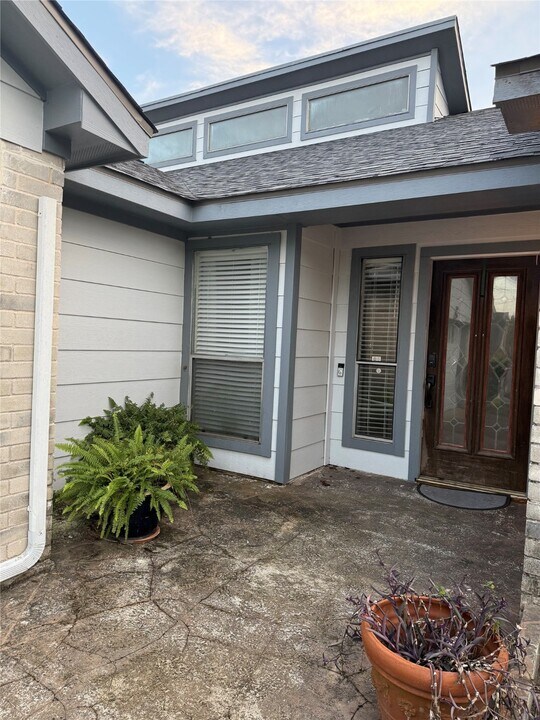 2902 Arrowhead Dr in Sugar Land, TX - Building Photo