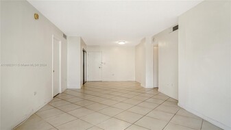 5555 Collins Ave, Unit 17k in Miami, FL - Foto de edificio - Building Photo