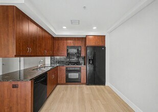 7147 E Rancho Vista Dr in Scottsdale, AZ - Building Photo - Building Photo