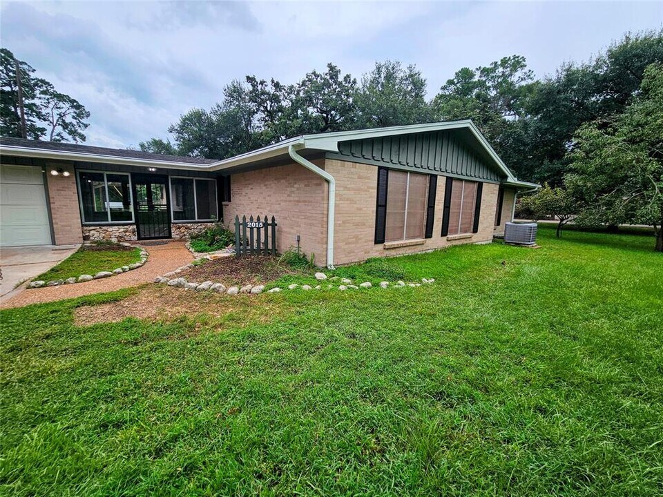 2015 Silver Leaf Dr in Spring, TX - Building Photo