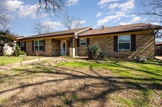 2404 Crestview Cir in Irving, TX - Building Photo - Building Photo