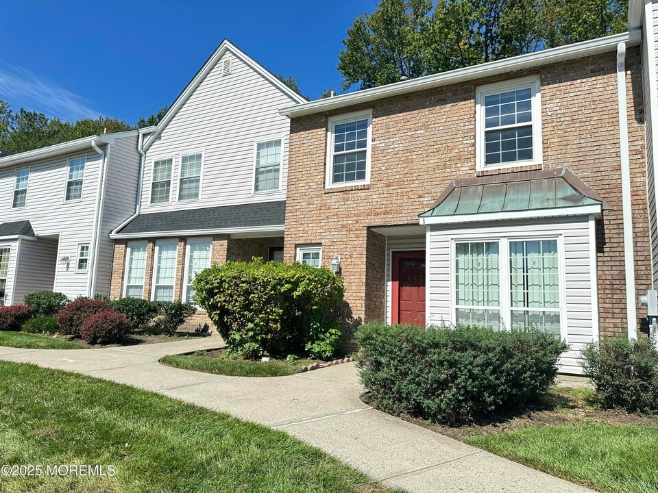 262 Fairfield Pl in Morganville, NJ - Building Photo