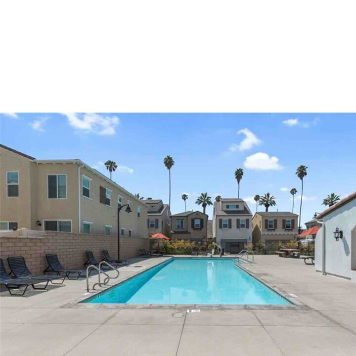 3827 Grant St in Corona, CA - Foto de edificio