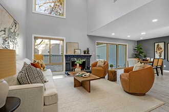 7551 Maywood Dr in Pleasanton, CA - Foto de edificio - Building Photo