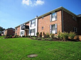 Courtyard Apartments in Overland Park, KS - Building Photo