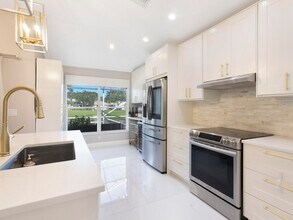 6821 Hendry Dr in Greenacres, FL - Building Photo - Building Photo