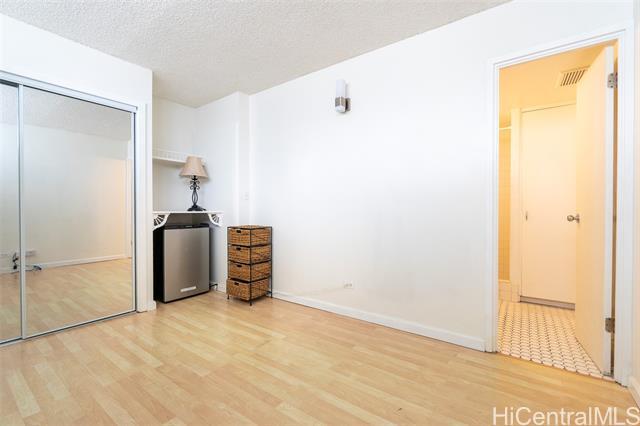 2421 Ala Wai Blvd in Honolulu, HI - Building Photo - Building Photo