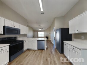 923 McKavett Dr in Burleson, TX - Foto de edificio - Building Photo