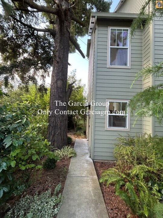 8782 SE Flavel St in Portland, OR - Building Photo