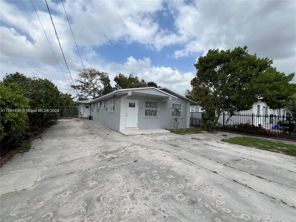 3081 NW 94th St in Miami, FL - Foto de edificio