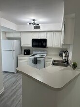1280 S Alhambra Cir, Unit University Inn in Coral Gables, FL - Building Photo - Building Photo