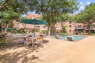 5225 Maple in Dallas, TX - Foto de edificio - Building Photo