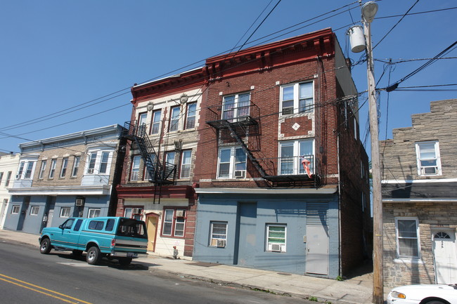 687 State St in Perth Amboy, NJ - Foto de edificio - Building Photo