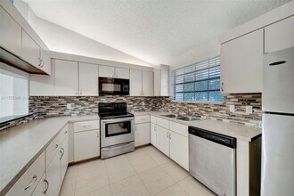 204 Congressional Way in Deerfield Beach, FL - Building Photo - Building Photo