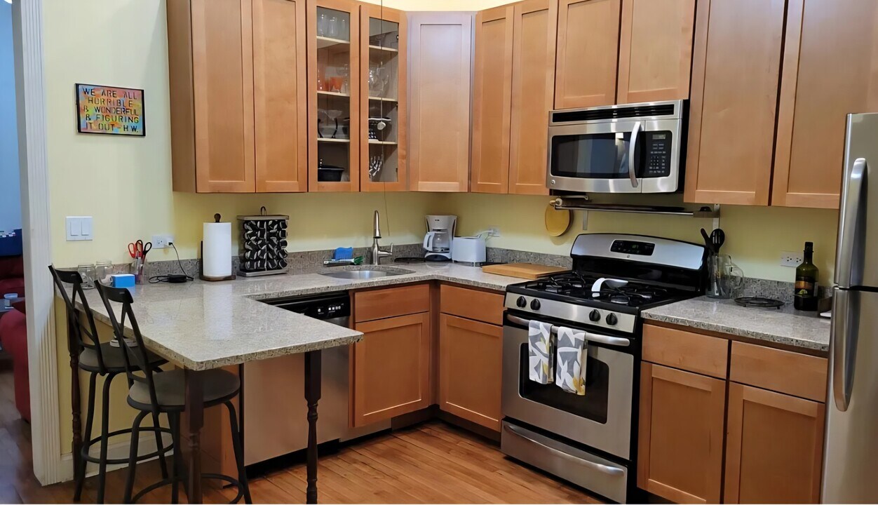 2130 W Chicago Ave, Unit 1R in Chicago, IL - Building Photo