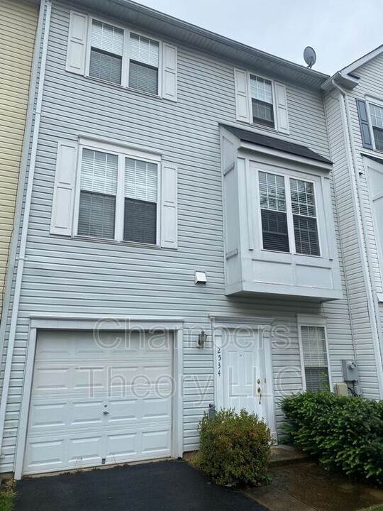 2534 Logan Wood Dr in Herndon, VA - Building Photo