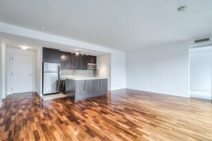 11 Soho St in Toronto, ON - Building Photo