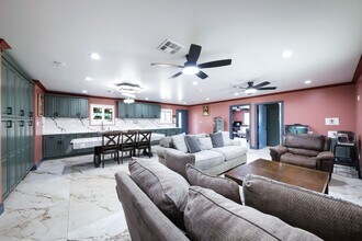 FOR RENT Fully Remodeled 4 Bed / 3 Bath Ho in Bakersfield, CA - Building Photo - Building Photo