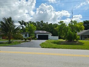 376 SW Tulip Blvd in Port St. Lucie, FL - Building Photo - Building Photo