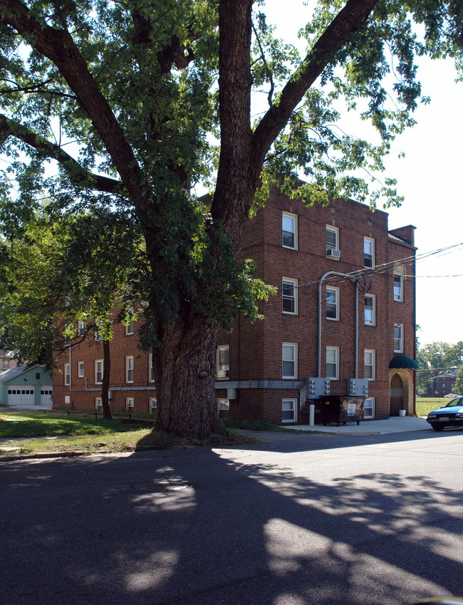 611 Andrew Ave NE in Massillon, OH - Foto de edificio - Building Photo