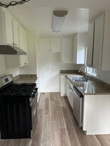 2323 Del Mar Rd in Montrose, CA - Building Photo