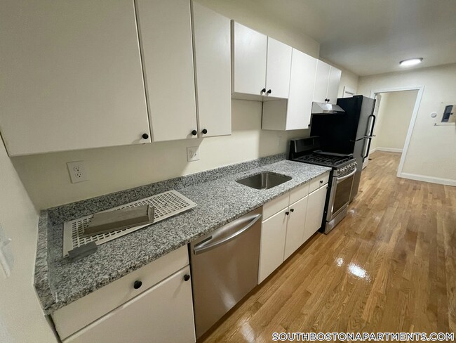 523 E 3rd St in Boston, MA - Foto de edificio - Building Photo