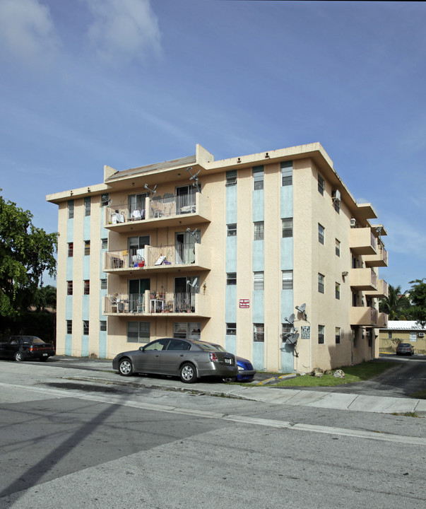 529 SW 4th St in Miami, FL - Building Photo